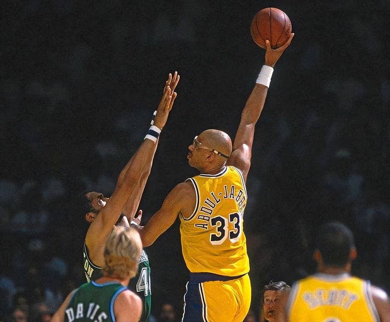 皮球弹起的 皮球弹起的